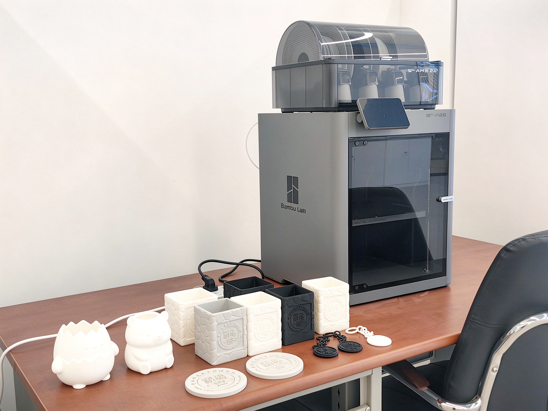 3D打印机及打印完成的模型作品
